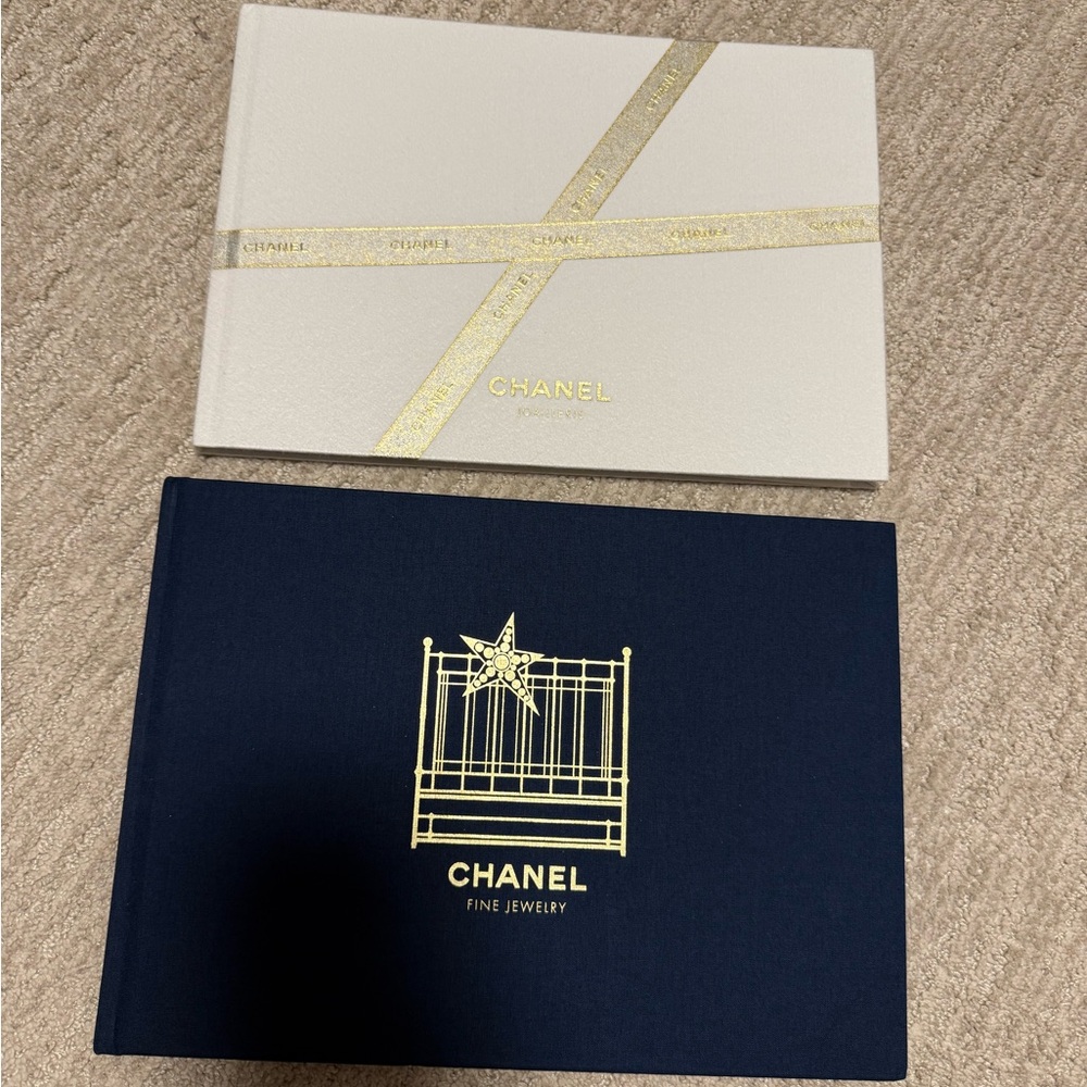 CHANEL White and Navy Fine Jewlery Table Book set